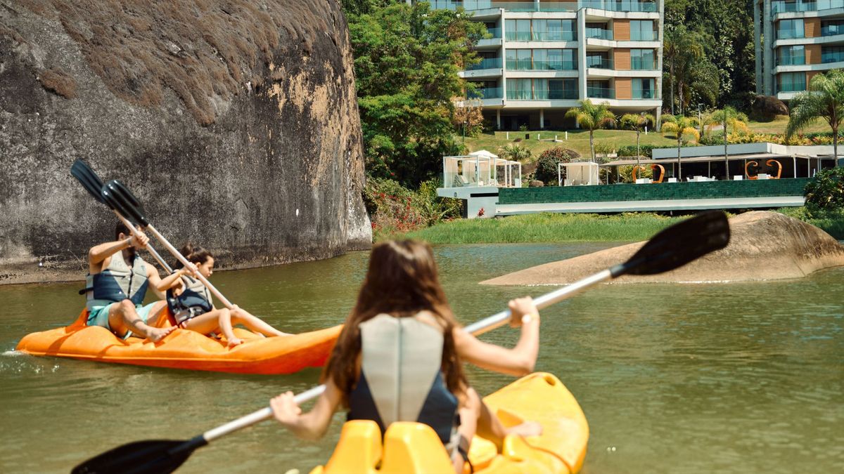 Club Med ofrece una escuela de deportes con disciplinas que varían en base al destino e incluyen disciplinas de tendencia como el paddle surf o el windfoil.