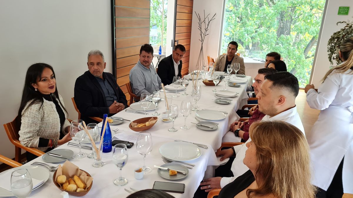 Assist1 y aliados comerciales reunidos en Medellín.