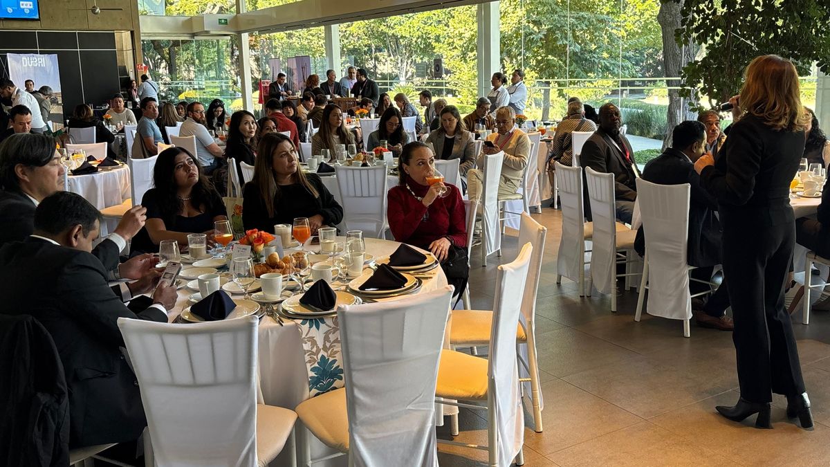 Zepeda destacó la oferta turística de Dubái a los agentes de viajes asistentes.