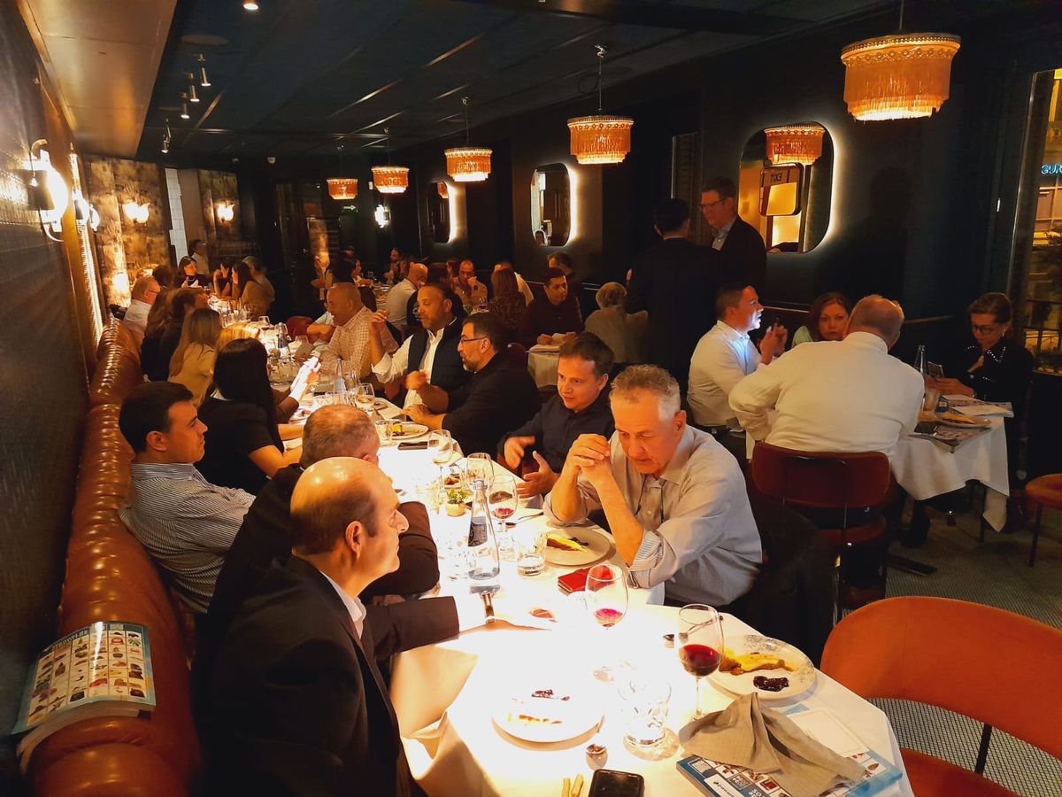 La velada tuvo lugar en Café Comercial, un restaurante emblemático de Madrid fundado en 1887.