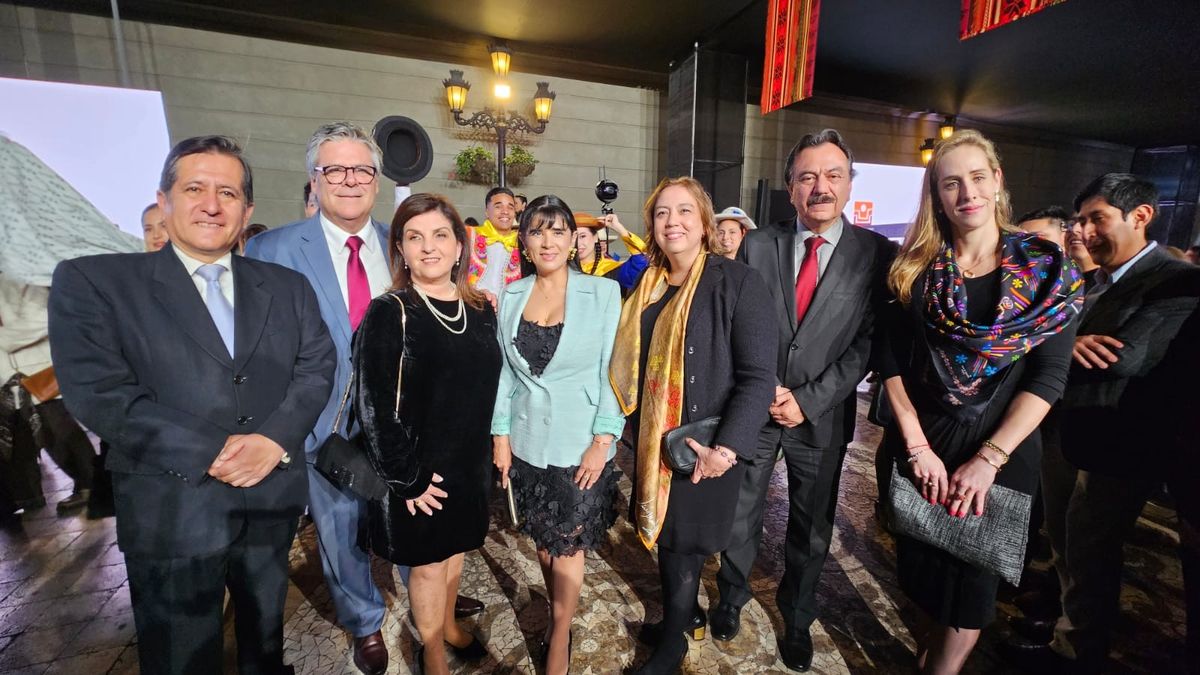 Carlos Loayza, gerente de Canatur, Maritza Montero, presidenta del comité organizador del Perú Travel Mart, ministra de Ministerio de Comercio Exterior y Turismo, Desilú León, Nancy Laca, Viceministra de Turismo, y Ricardo Limo, presidente de PromPerú.