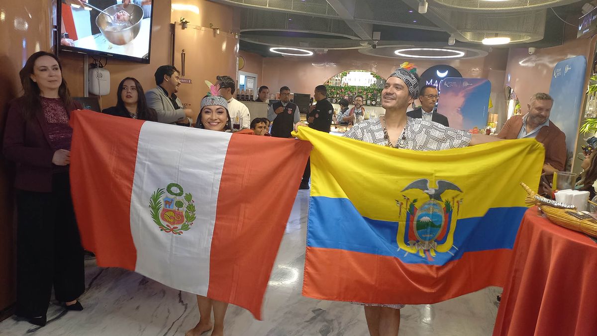 El evento fue amenizado por bailes folclóricos peruanos.