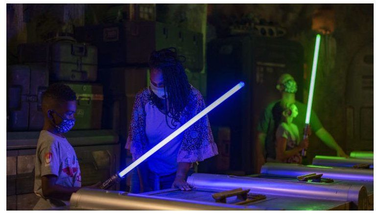 En Disney vuelve una de las principales atracciones para los fanáticos de Star Wars: crear el propio sable de luz.