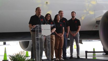Autoridades de Air Canada en la presentación del nuevo avión Air Canada Rouge 737 MAX en Ciudad de México.