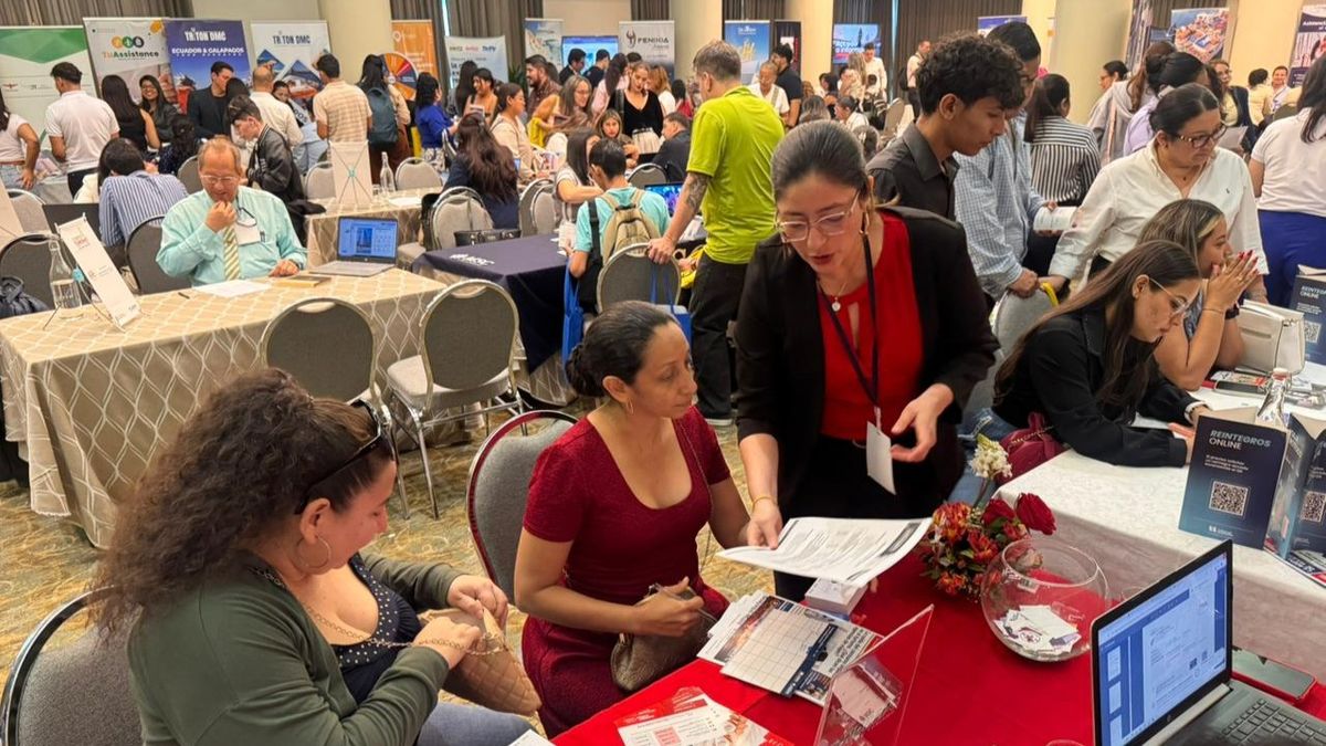 Agentes de viajes con expositores en Ladevi Workshop en Guayaquil.