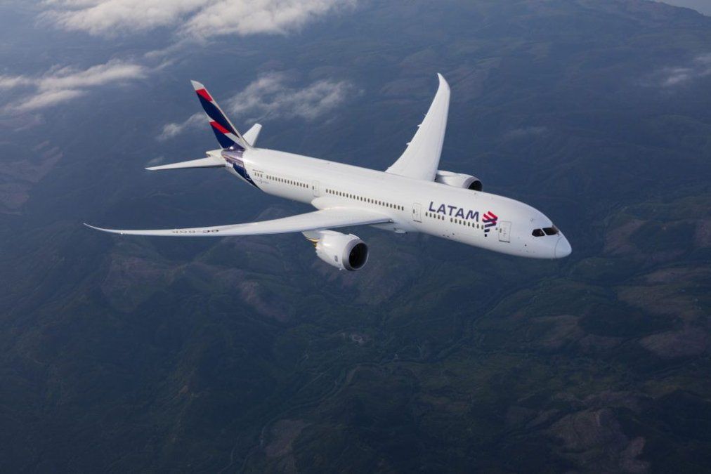 Latam Airlines y Assist Card firmaron acuerdo para ampliar las opciones de cobertura pasajeros con productos de asistencia al viajero. - Ladevi Medios y Soluciones Latam Airlines y Assist Card firmaron acuerdo para ampliar las opciones de cobertura pasajeros con productos de asistencia al viajero.
