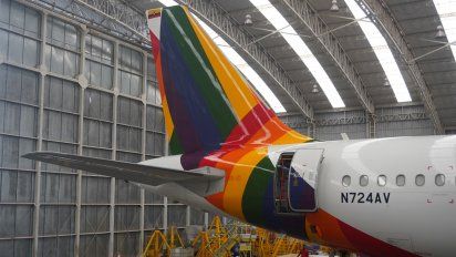 El Avión de la Diversidad de Avianca, en pleno proceso de pintura.