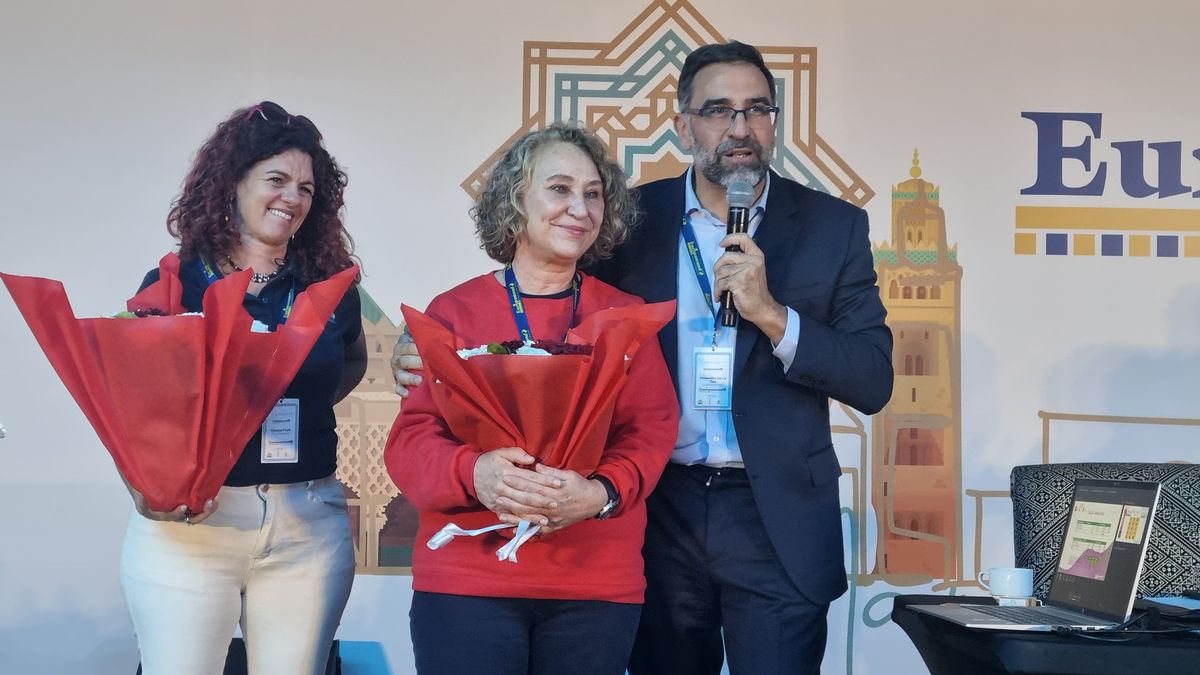Vanessa Fraile y Alejandro de la Osa, agasajan a Teresa López por su pronta jubilación.