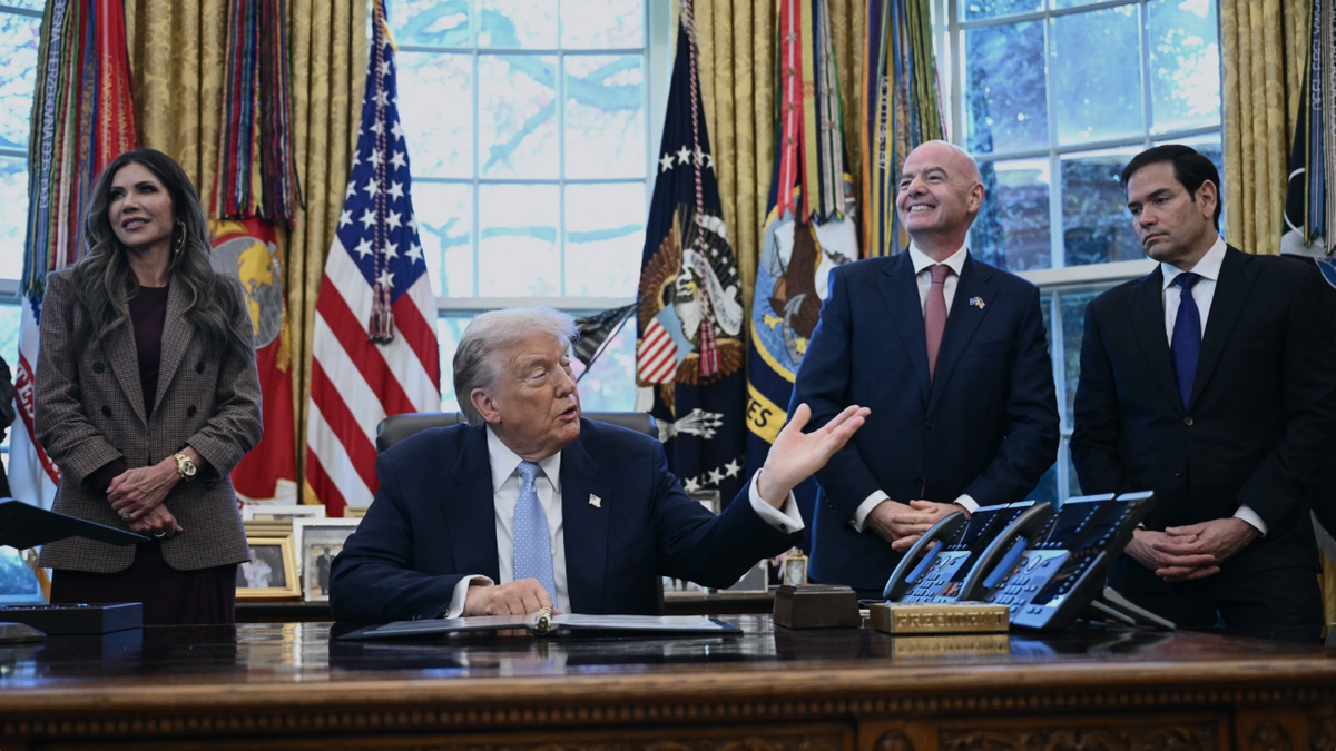 Kristi Noem, secretaria de Seguridad Nacional; Donald Trump, presidente de Estados Unidos; Gianni Infantino, presidente de la FIFA; y Marco Rubio, secretario de Estado, durante el anuncio de la alianza entre la FIFA y la Casa Blanca para priorizar las visas de los aficionados con boletas para el Mundial 2026.