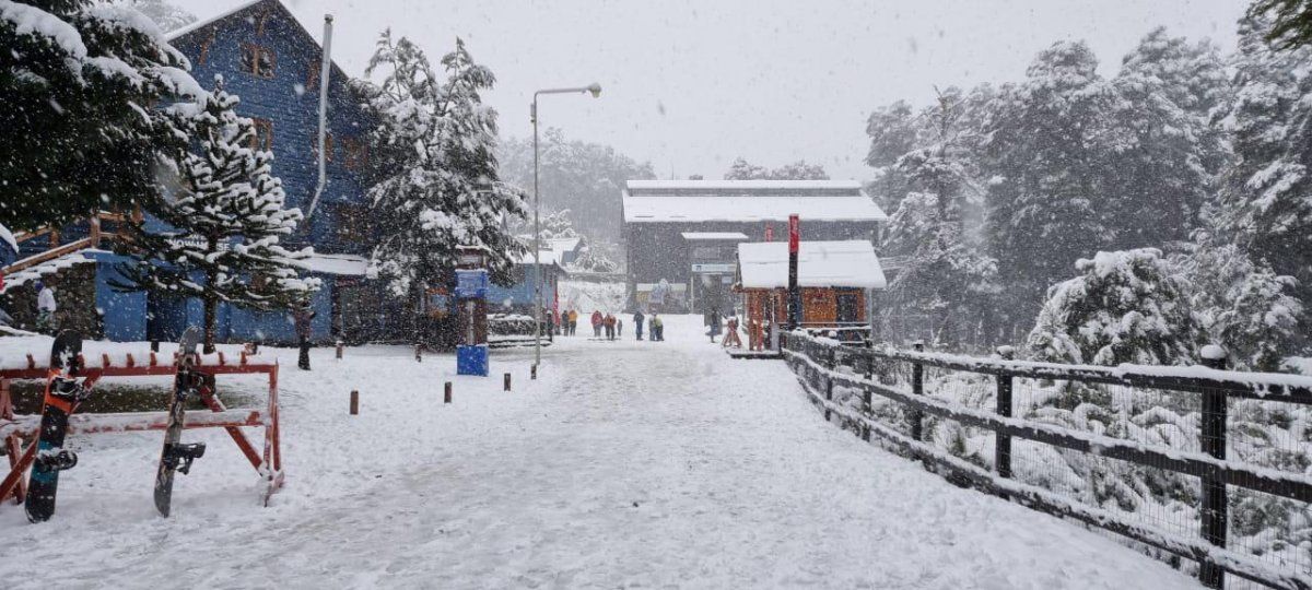 El complejo de esquí de Villa La Angostura, Cerro Bayo, está cubierto de nieve.