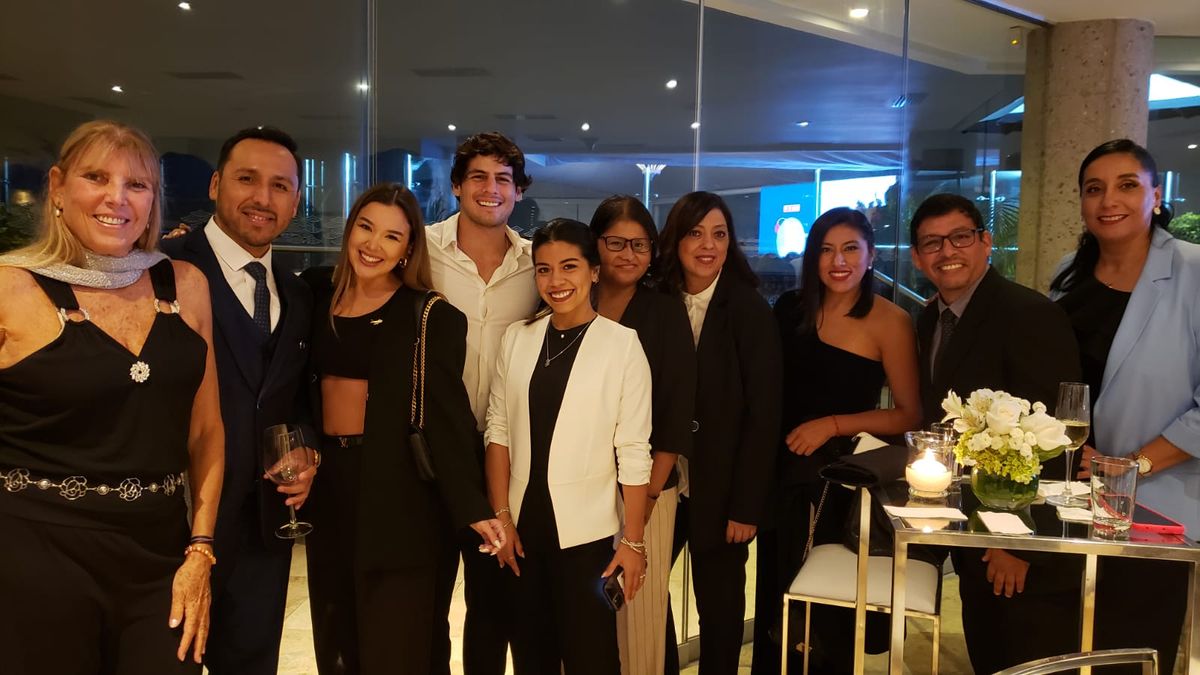 Equipo técnico de Plus Ultra junto a sus invitados.