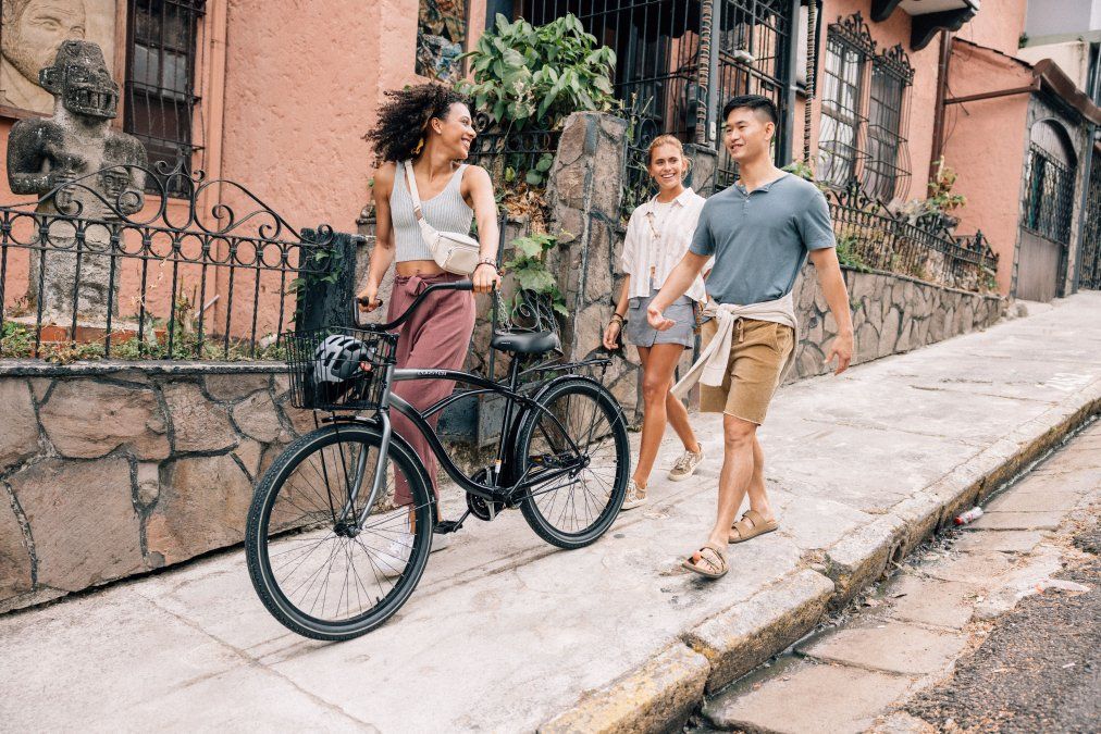 Costa Rica: en San José el visitante puede explorar el encanto colonial de su centro histórico y visitar el Mercado Central para probar delicias locales.