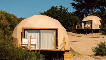 Sobre la arena, con salida directa a la playa y a metros del mar, en la playa de moda de la Costa Atlántica se encuentra este increíble glamping. Te lo mostramos.