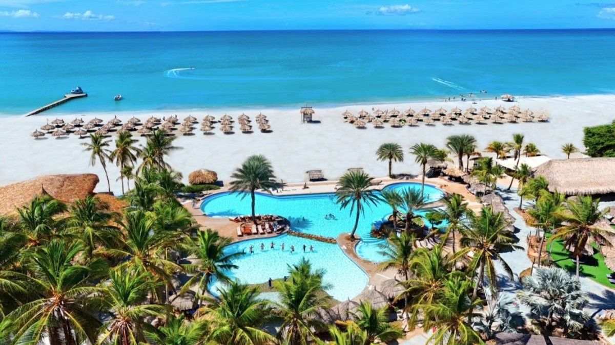 Vacaciones en Venezuela: Isla Margarita albergaPlaya El Agua, Playa Parguito y Playa El Yaque, así como sitios históricos comoel Castillo de San Carlos de Borromeo y la Basílica de Nuestra Señora delValle.&nbsp;