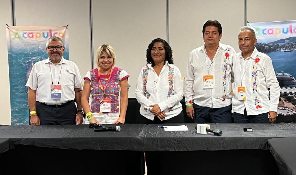 El equipo de Mexitours durante el Tianguis Turístico 2022.