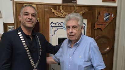 Germán Pérez (der.) entrega el mando del Skål Club Buenos Aires a Martín Ortiz.