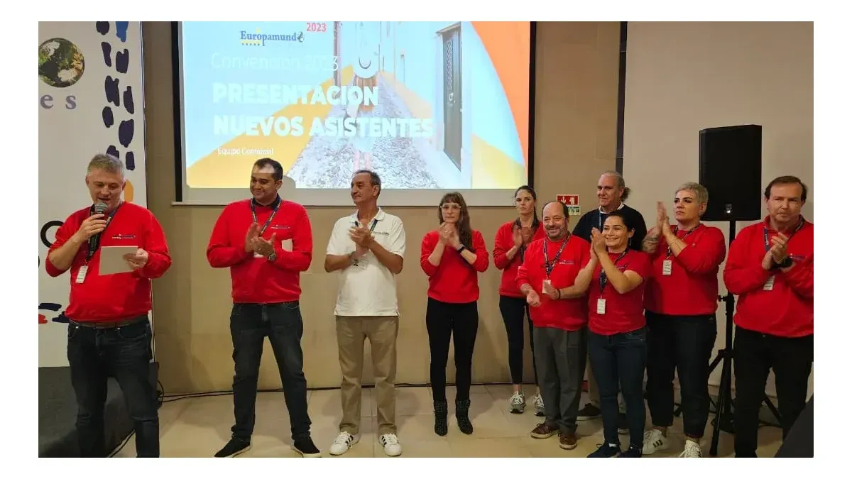 Lucas Ozuna, líder del equipo comercial presenta a los nuevos integrantes del equipo.