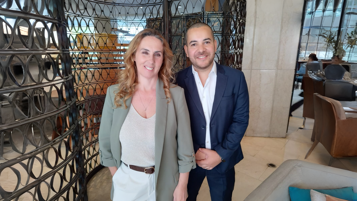 Marina Colunga junto al delegado comercial de Iberia & British en Chile, Roberto Daura.&nbsp;