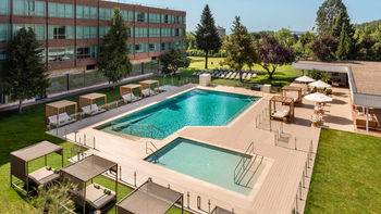 Exterior y piscina del Hotel Meliá Barajas