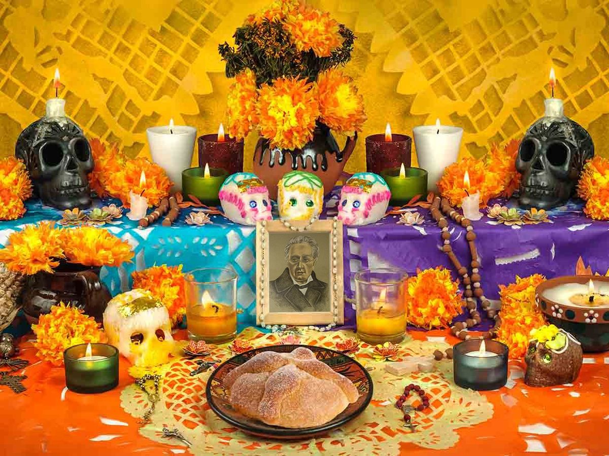 Descubre las raíces de la especial tradición de Día de Muertos en México.