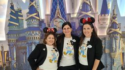 Zitka Ferreira, Julieta De Grazia y Manoela Bopp en el stand de Disney Destinations en FIT 2022