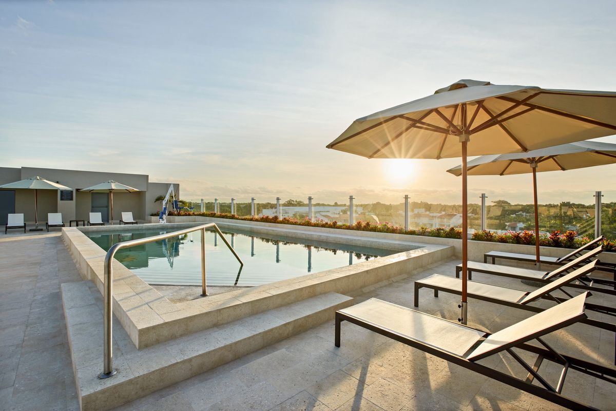 Residence Inn by Marriott Playa del Carmen es ideal tanto para ejecutivos como para viajeros de placer, con espacios para trabajar y otros para relajarse con la familia e inclusive con las mascotas.