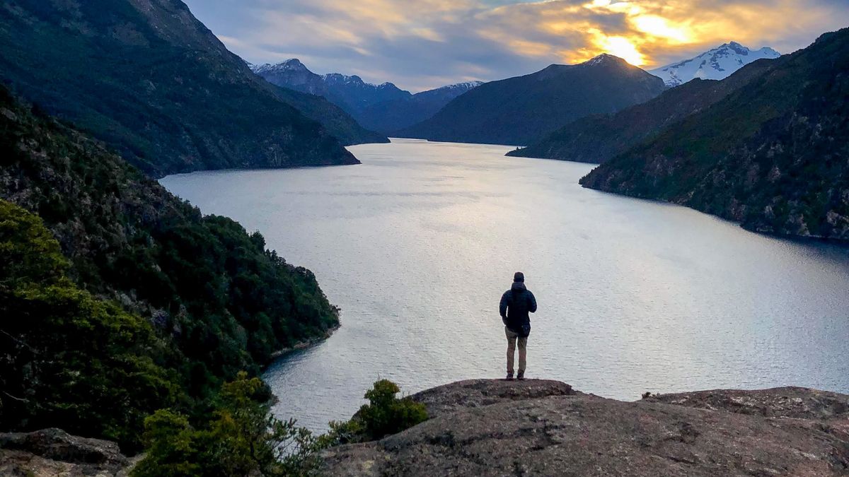 Bariloche: el sendero Mirador Brazo Tristeza, ubicado en el Circuito Chico, atraviesa íntegramente el bosque andino patagónico con una pendiente suave y un trazado bien definido.