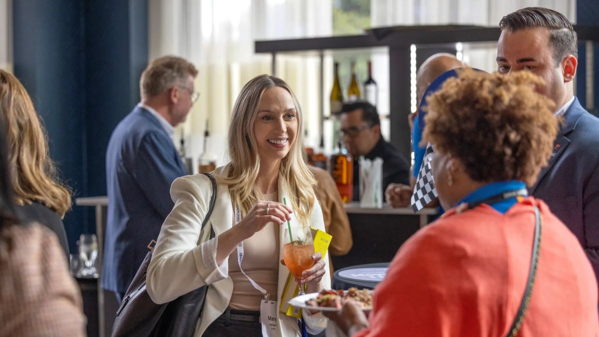 Otra de las tendencias que forman parte del turismo MICE es el fenómeno del Pod Squad Travel, que refleja la preferencia por asistir a eventos acompañados por colegas cercanos.