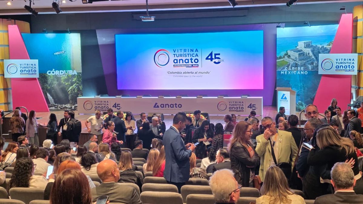 Empieza a llenarse de asistentes el sal&oacute;n para el acto inagural de Vitrina Tur&iacute;stica Anato 2026.