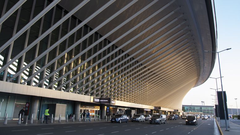 El Aeropuerto Internacional de Ezeiza, la principal estación aérea del país, mes a mes registra más embarques de viajeros de Argentina que de llegadas de extranjeros.