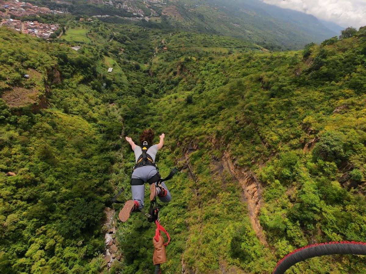 El salto en bungee se ha convertido en una de las actividades más populares del turismo de aventura. - Ladevi Medios y Soluciones El salto en bungee se ha convertido en una de las actividades más populares del turismo de aventura.