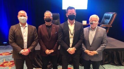 Organizadores y principales invitados de los eventos de Connect Travel: Will Seccombe, DT Minich (presidente y CEO de Experience Kissimmee), David Downing (presidente de Marcas de United Landmark Associates) y Roger Dow.