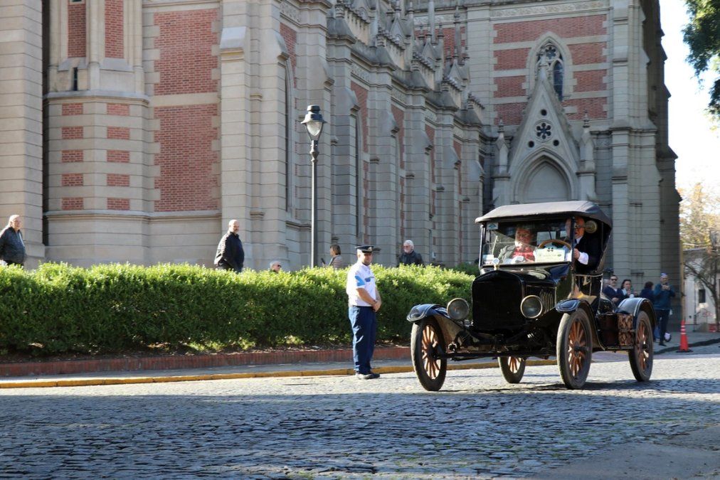 El Club de Automóviles Clásicos de la República Argentina es una organización que se dedica a rescatar automóviles clásicos. El Club de Automóviles Clásicos de la República Argentina es una organización que se dedica a rescatar automóviles clásicos.