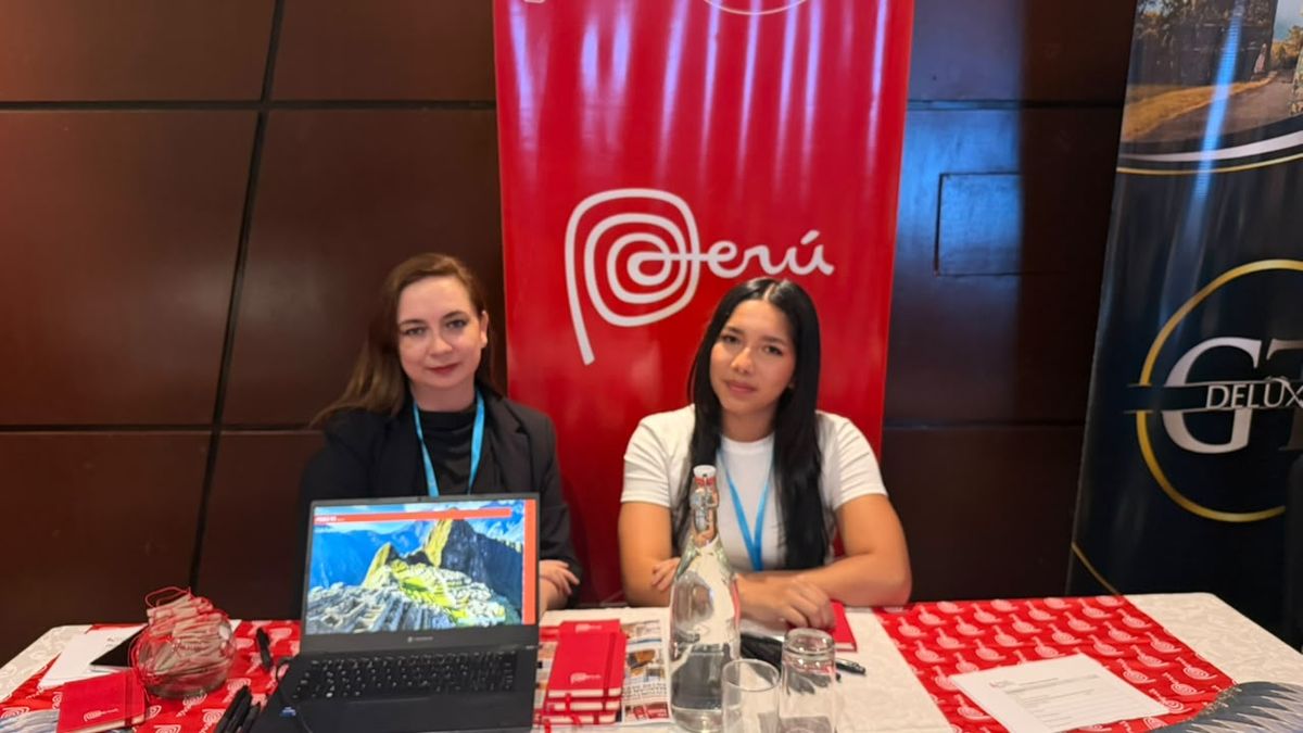 Equipo der PromPerú Ecuador, encabezado por Fanny Thivierge, especialista de Turismo, en el Ladevi Workshop Guayaquil.