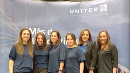 Equipo United Airlines Ecuador, incluida Bettina Carvajal. 