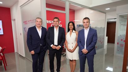 Leonardo Tonhaiser, Fernando Padrón, Nancy Vázquez, y Carlos Stefani durante la inauguración de la oficina de Assit Card en Santo Domingo.