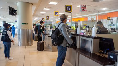 Requisitos: los pasajeros que ingresen vía aérea a Ecuador deberán presentar certificado de vacunación contra el Covid-19.