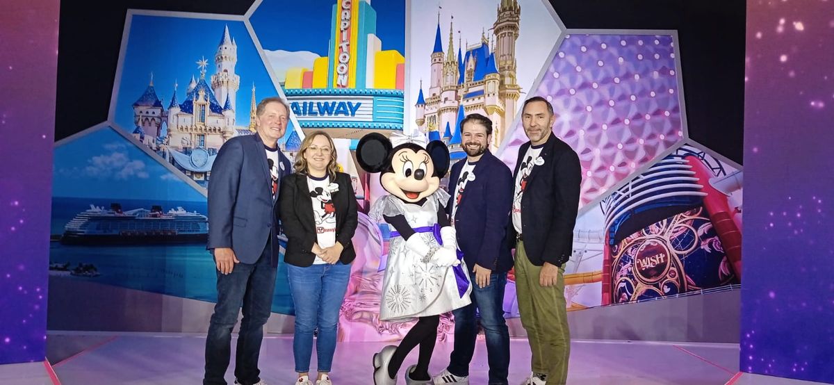 El staff de Disney Destinations en México: Jeff Van Langeveld, Cinthia Douglas, Alejandro Flores y Javier Moreno, junto a uno de los íconos de la compañía: Minnie Mouse.