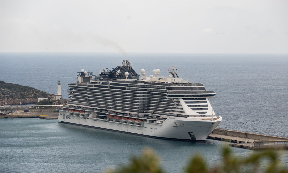 Uno de los grandes cruceros de navieras internacionales atracado en el puerto de Ibiza.