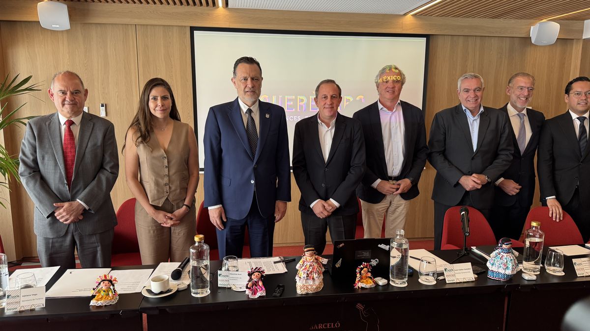 Responsables turísticos y gubernamentales de Querétaro y parte de la directiva de Ávoris durante la presentación del nuevo vuelo.