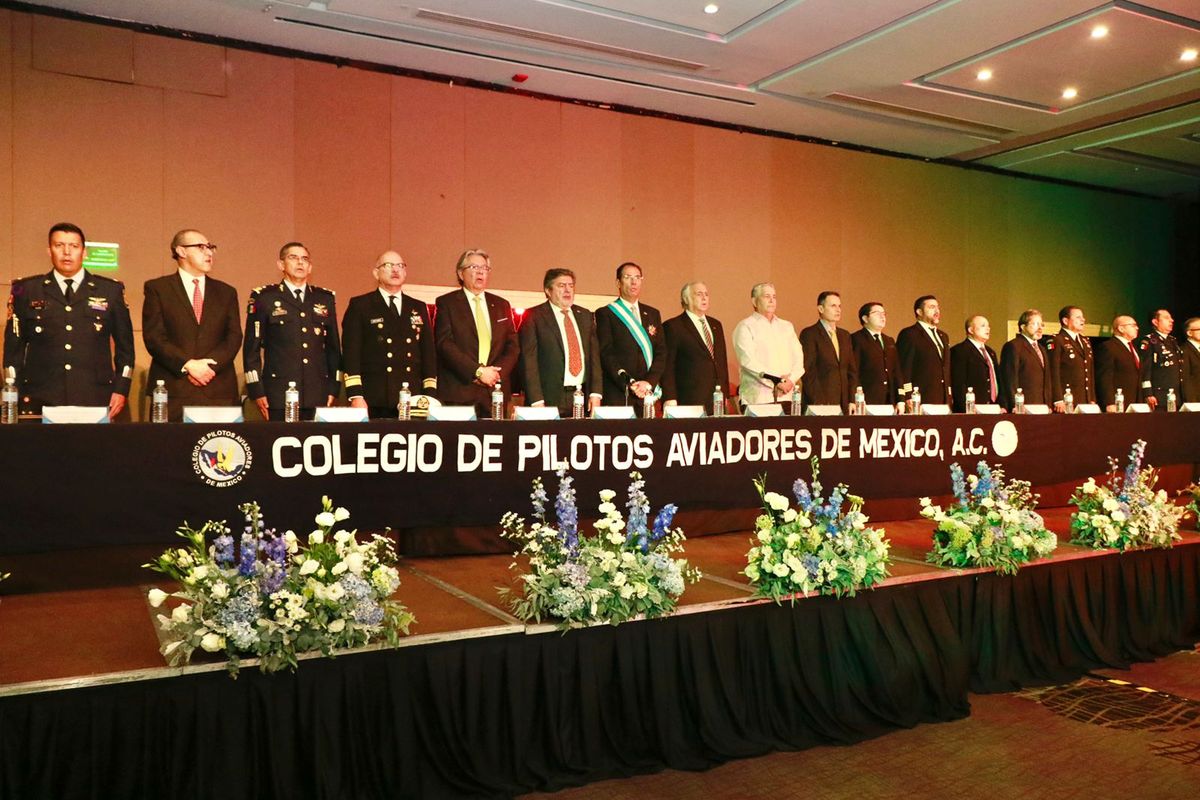 El titular de Sectur, Miguel Torruco, tomo protesta a la Mesa Directiva del Colegio de Pilotos Aviadores de México.