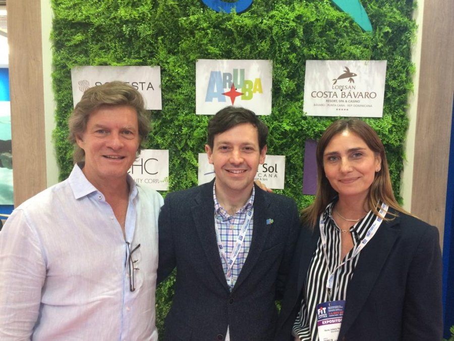 Pablo Rodríguez, Jordan Schlipken y Juliana Razzetto durante la participación de Aruba en FIT.