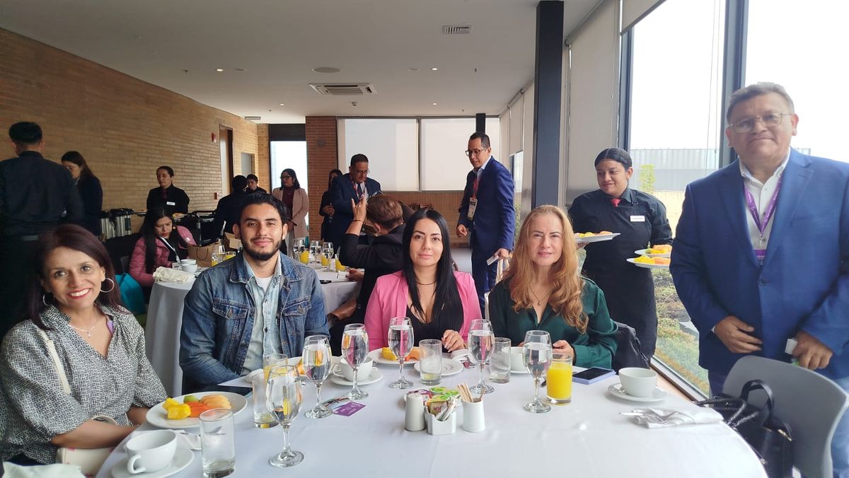 Expositores peruanos y agentes de viajes colombianos en la capacitación de Asotur Perú y PromPerú.