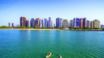 Brasil: Fortaleza es una ciudad vibrante con una animada vida nocturna, rica cultura local y gastronomía diversa.
