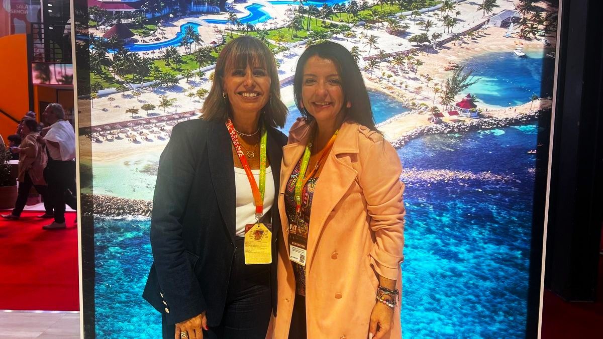 Malena Omoldi y Michelle Etchevers, de Bahia Principe, en FIT.