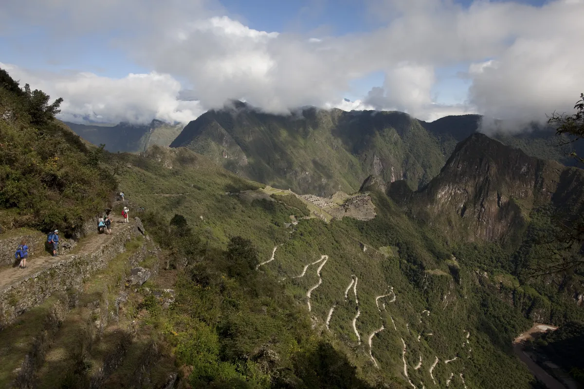 El Camino Inca Clásico de Perú que se extiende por unos 42 kilómetros hasta Machu Picchu.
