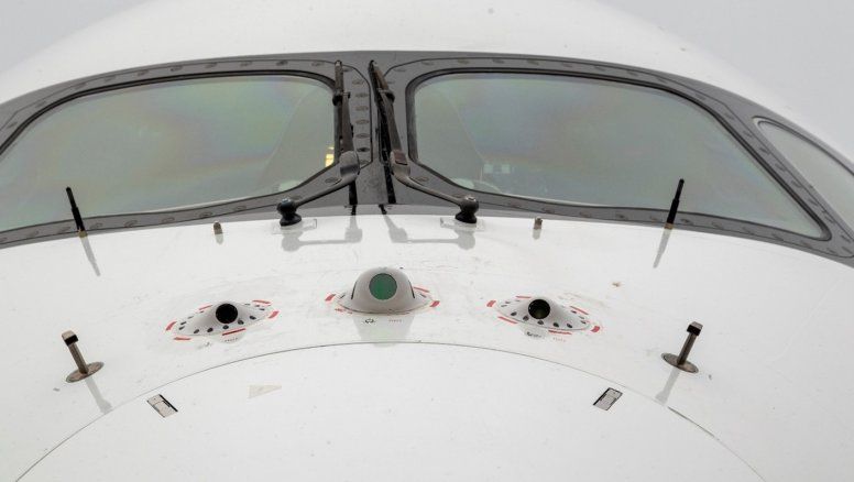 Los nuevos dispositivos y sensores de la iniciativa Dragonfly, de Airbus, en el morro de un A350.