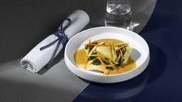 Air France presenta delicias gastronómicas con la firma del chef A. Lallement, galardonado con tres estrellas Michelin.