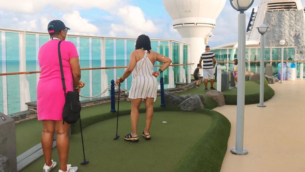 Aventura en altamar con el muro de escalar y el mini golf, dos sellos icónicos del Serenade of the Seas.
