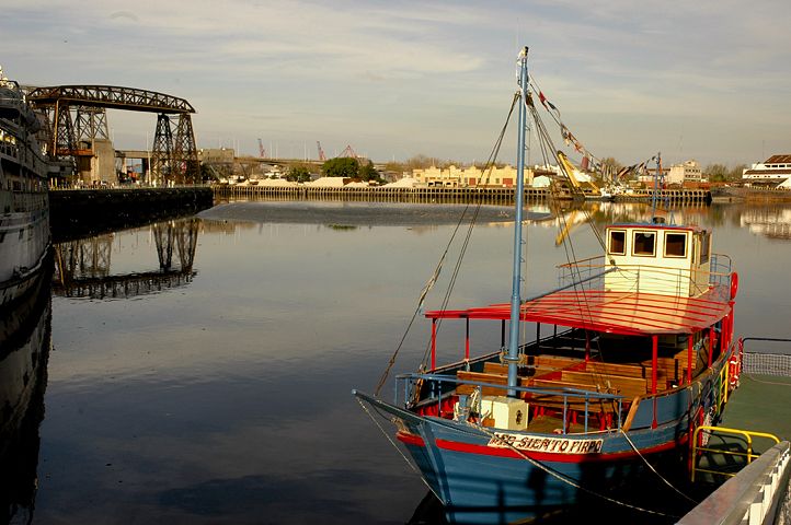 El riachuelo en La Boca, un atractivo imperdible en el circuito sobre inmigrantes.